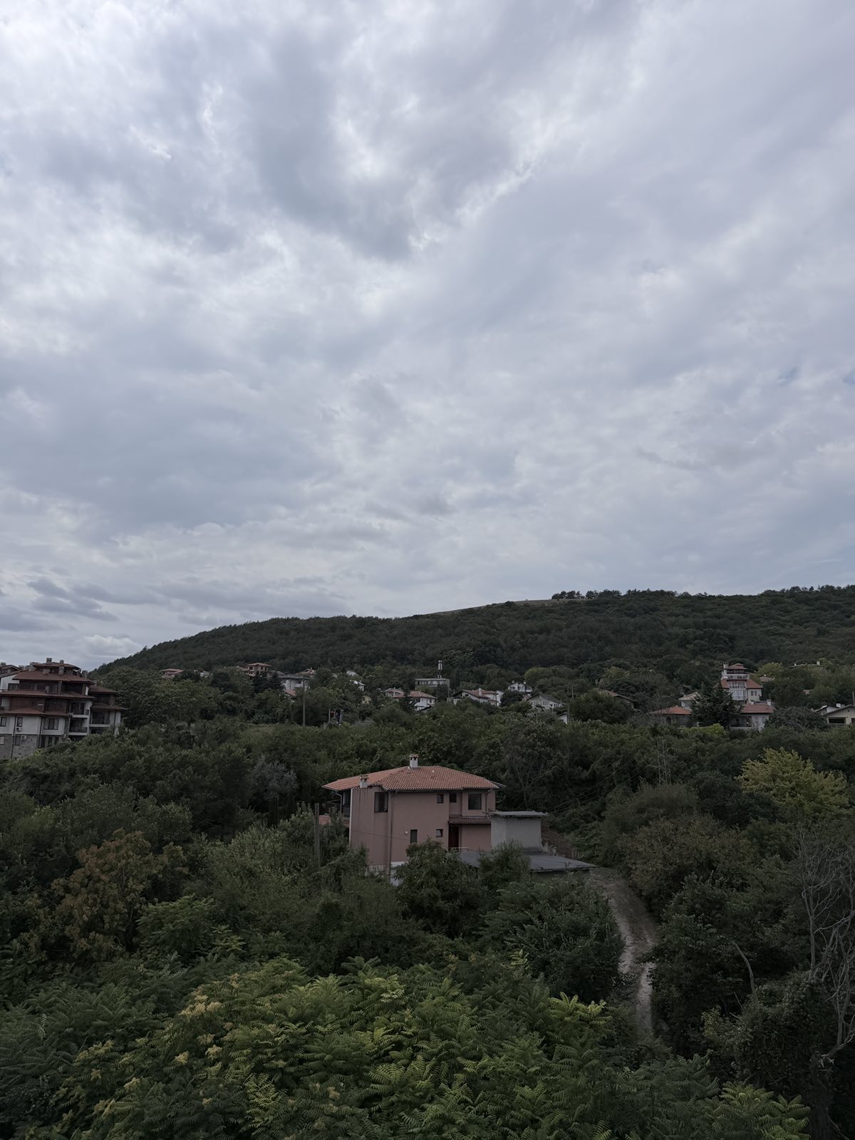 панорамен тристаен апартамент с гледка към морето и гората в г. Балчик
